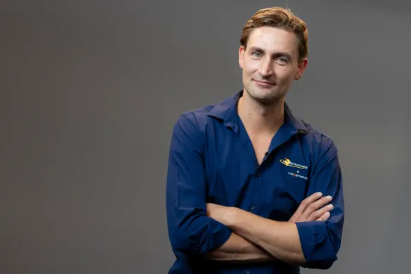 Englisch-Trainer Alex Turner mit verschränkten Armen im Fotostudio
