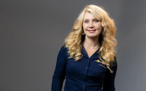 Russisch-Trainerin Helena Schwaab lächelt im Fotostudio