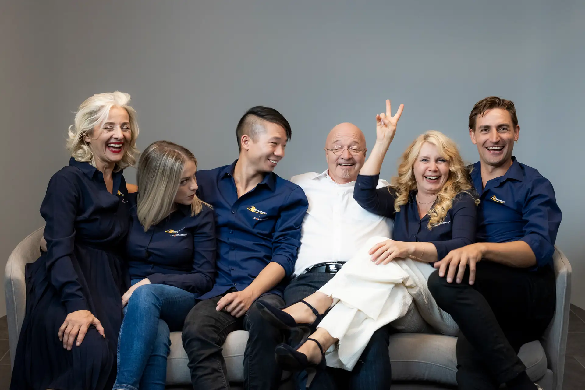 The megaSPRACHEN team: memory trainer Gregor Staub, Ljubica Negovec and the language trainers together on the studio sofa