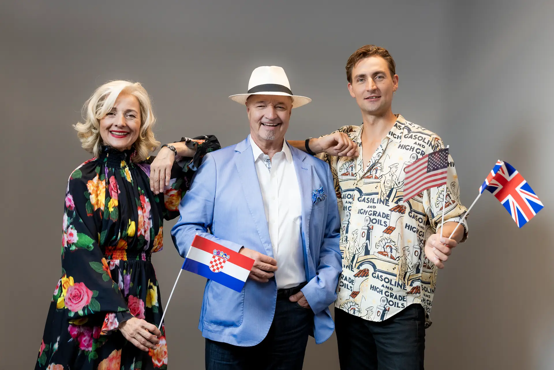 Ljubica Negovec, Gregor Staub and Alex Turner holding country flags of the megaSPRACHEN courses